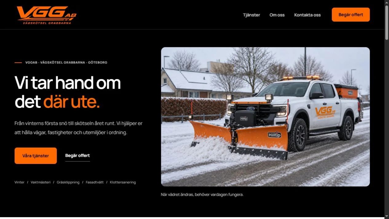 VGGAB:s startsida med orange och svart företagsprofil, rubriken Vi tar hand om det där ute och en illustrerad plogbil i vintermiljö